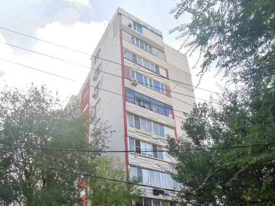 В Батайске на Ушинского мужчина разбился насмерть, выпав из окна