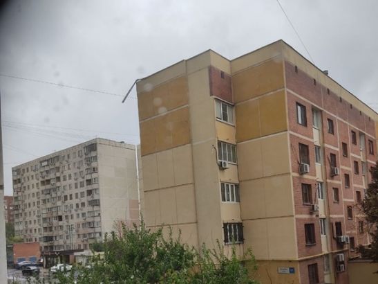Ветер сорвал арматуру с крыши многоэтажки в Ростове