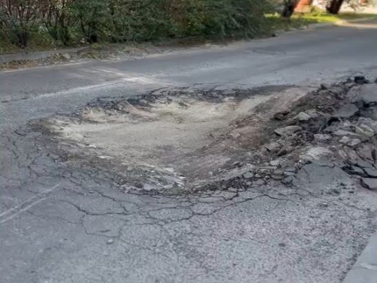 В Ростове на Волгоградской образовалась огромная яма