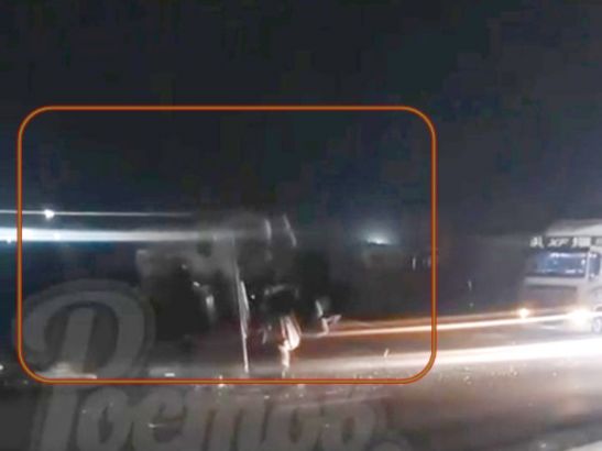 На трассе в Ростовской области фура завалилась на бок