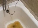 В Ростове на улице Королева два месяца течет желтая вода из кранов