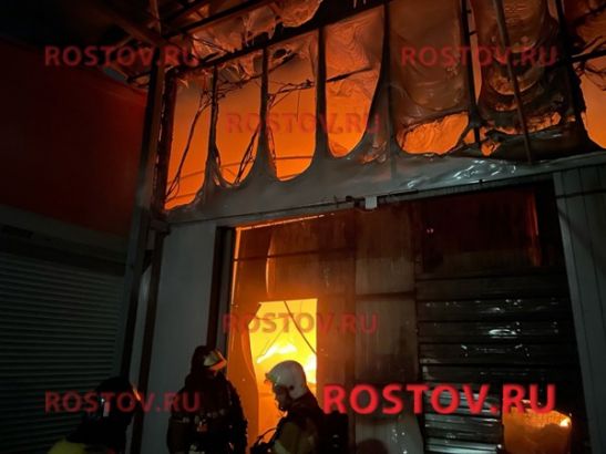 Эксклюзивные фото и видео с места крупного пожара на рынке «Темерник»