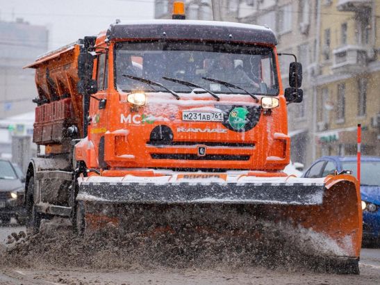 В Ростове для очистки снега задействовали более 100 единиц техники