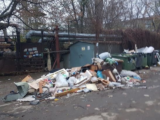 В Ростове на улице Брестской образовалась огромная свалка мусора
