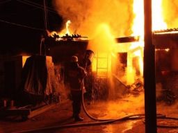 В Ростовской области при пожаре в доме пострадала 63-летняя женщина
