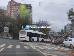 В Ростове пассажирский автобус столкнулся с кроссовером