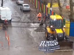 В Ростове дорожники снова укладывают асфальт во время дождя