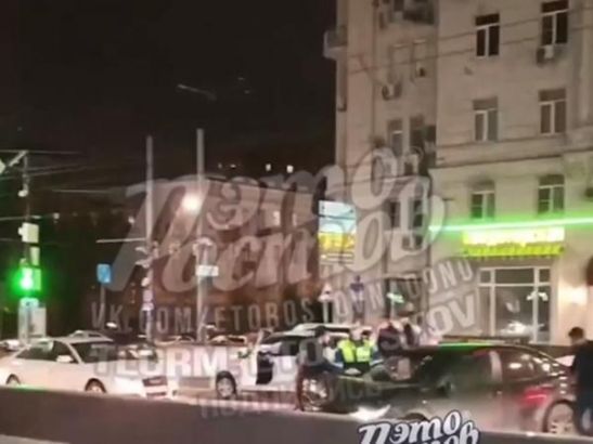 В центре Ростова из-за погони случилась авария