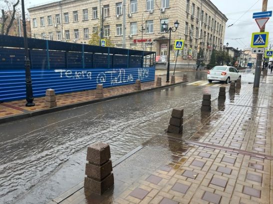 В Ростове после дождя затопило переулок Семашко