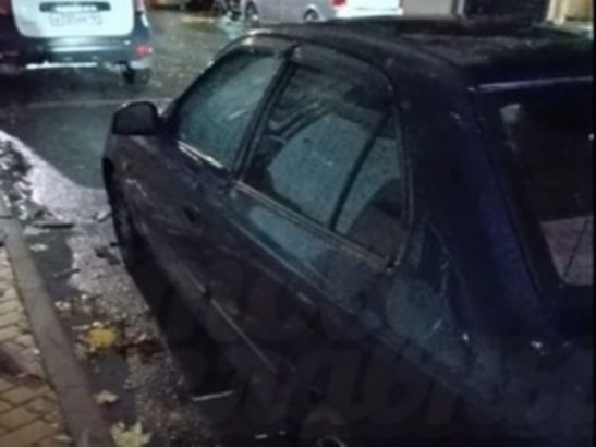 В Ростове упавший во время урагана шифер повредил припаркованное авто
