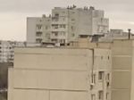 В Ростове ветер сорвал металлический лист с крыши здания