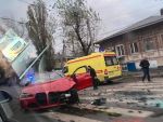 В Ростове на Текучева водитель «БМВ» снес дорожное ограждение и чудом выжил