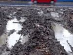 В Ростове дорога на Западном превратилась в месиво из грязи и луж