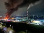 Торговцы пытаются спасти уцелевший при пожаре на рынке «Темерник» товар