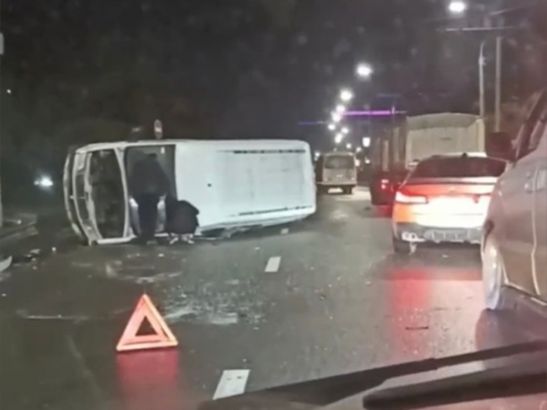 На Малиновского микроавтобус завалился на бок после столкновения с «БМВ»