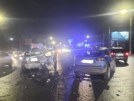В массовой аварии в Ростове пострадали три человека