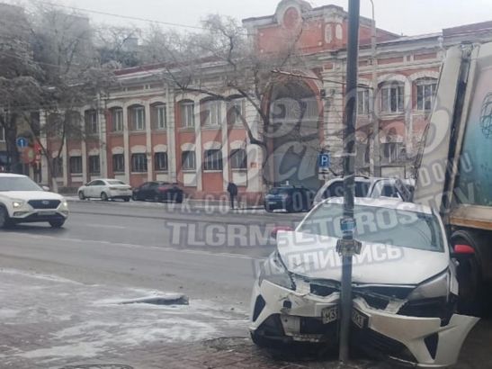 В центре Ростова-на-Дону произошло ДТП с мусоровозом и такси