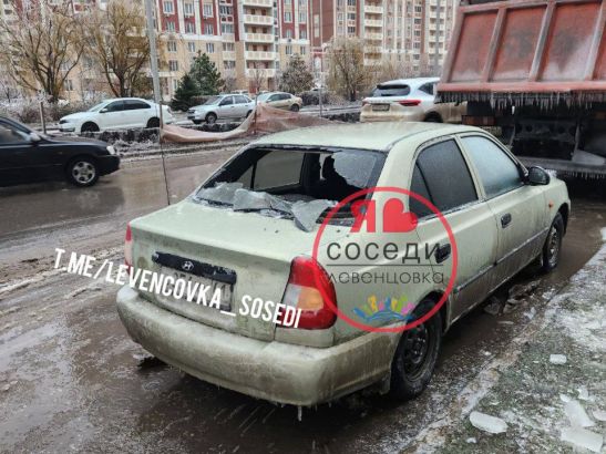Десятки автомобилей в Ростове повредили куски тающего льда