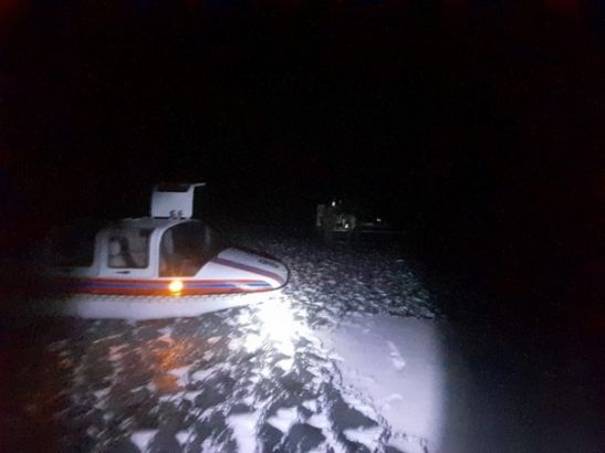 В Ростовской области спасли двух рыбаков, застрявших посреди Веселовского водохранилища