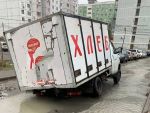 В Ростове на Стабильной хлебовоз провалился в дорожную яму