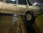 В Ростове легковушка скатилась в ливневку из-за гололеда