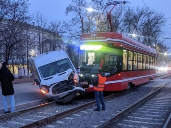 В Таганроге на Дзержинской трамвай врезался в микроавтобус