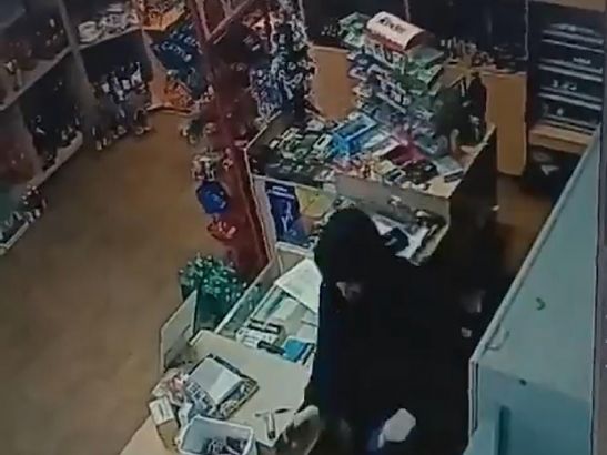 Мужчина ограбил продуктовый магазин в Сальске