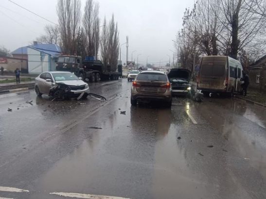 В Ростовской области мужчина получил травмы в массовом ДТП с рейсовым автобусом