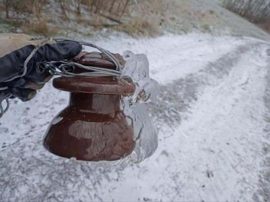 Жителям Азовского района начали давать свет после отключения из-за ледяного дождя