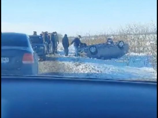 В Ростовской области случайные очевидцы помогли поставить на колеса «перевертыш»