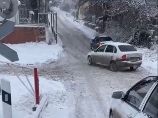 В Ростове на Рельефной автомобилисты забуксовали на заснеженной дороге