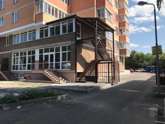 Школьница выпала с пятого этажа в Батайске