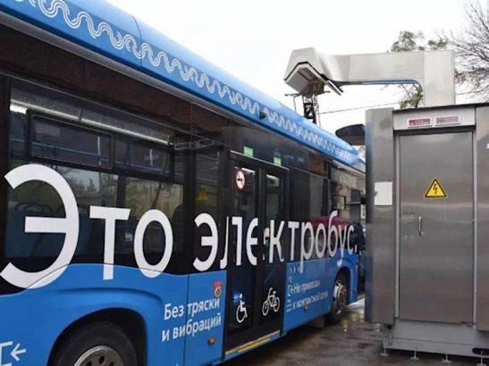 Электробус столкнулся с легковушкой в Ростове