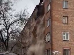 Появилось видео обрушения подъезда в аварийного дома в Ростове