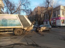 В Ростове кроссовер врезался в мусоровоз