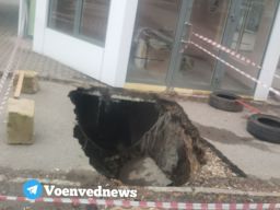 В Ростове посреди тротуара в Военведе провалился асфальт