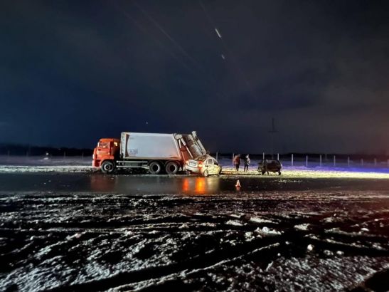 Под Новочеркасском водитель легковушки пострадал в ДТП с КамАЗом