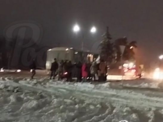 В Гуково пассажирам пришлось выталкивать из снега застрявший автобус