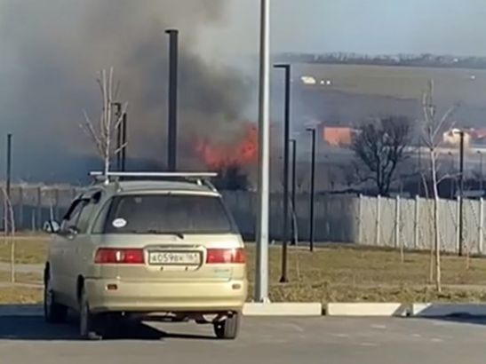 В Ростове бушует крупный ландшафтный пожар в Суворовском