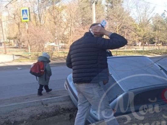 В Батайске легковушка провалилась в канаву на Комсомольской