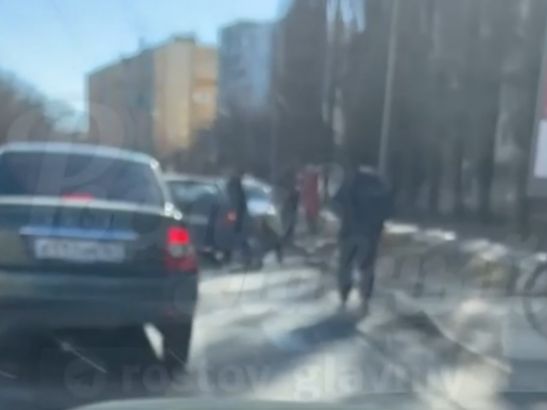 На Западном в Ростове 17-летняя девушка попала под колеса авто