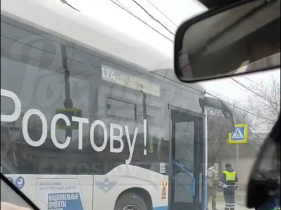 В Ростове на Таганрогской электробус протаранил легковой автомобиль