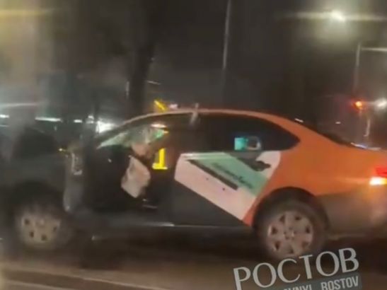 В Ростове водитель за рулем каршерингового авто врезался в столб