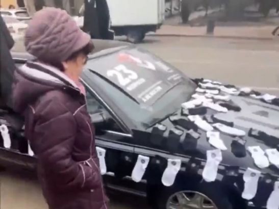 В Ростове на Пушкинской 23 февраля заметили авто, обклеенное носками