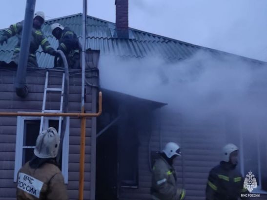 В Ростовской области при пожаре в доме заживо сгорели двое мужчин