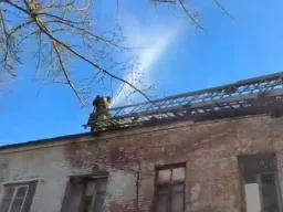 Кадры крупного пожара в заброшенном общежитии в Ростове