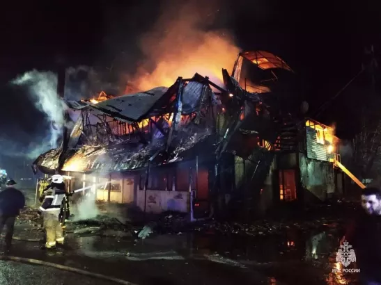 В Азове спасатели потушили крупный пожар в трехэтажном здании