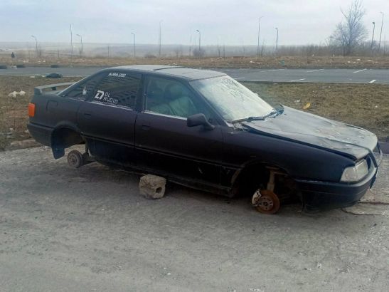 В Ростове неизвестные сняли колеса с «Ауди 80»