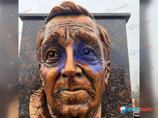 В Батайске вандалы облили краской памятник французскому певцу Шарлю Азнавуру