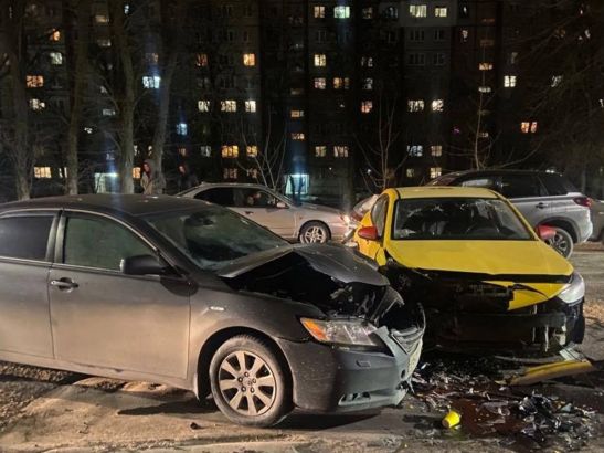 В Ростове водитель «Сузуки» спровоцировал тройное ДТП с пострадавшим